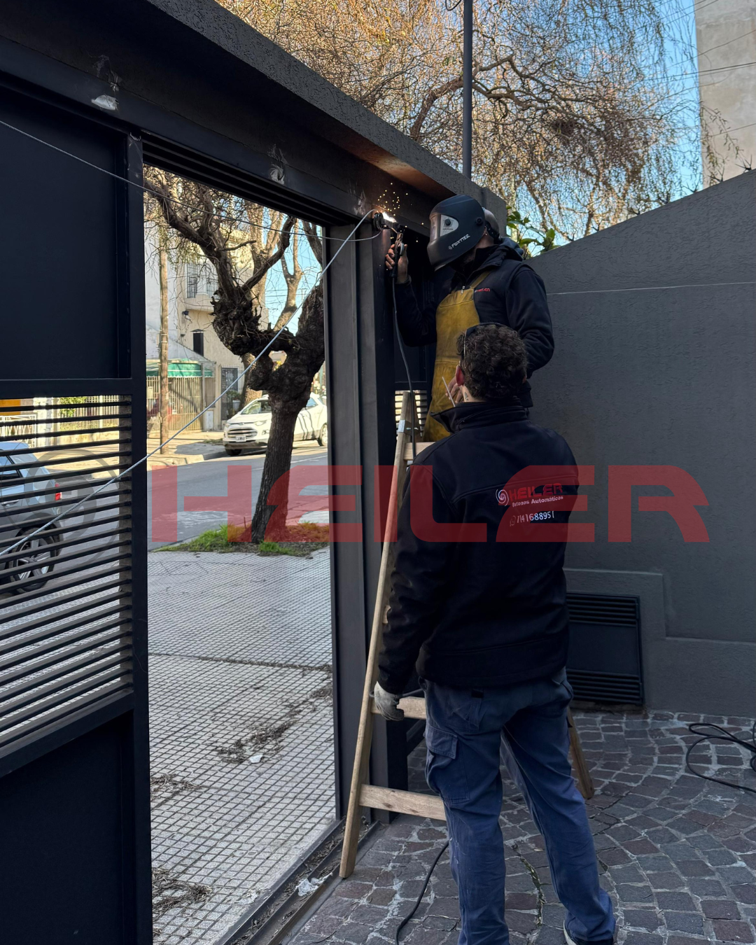 Detalle de soldadura en portón batiente
