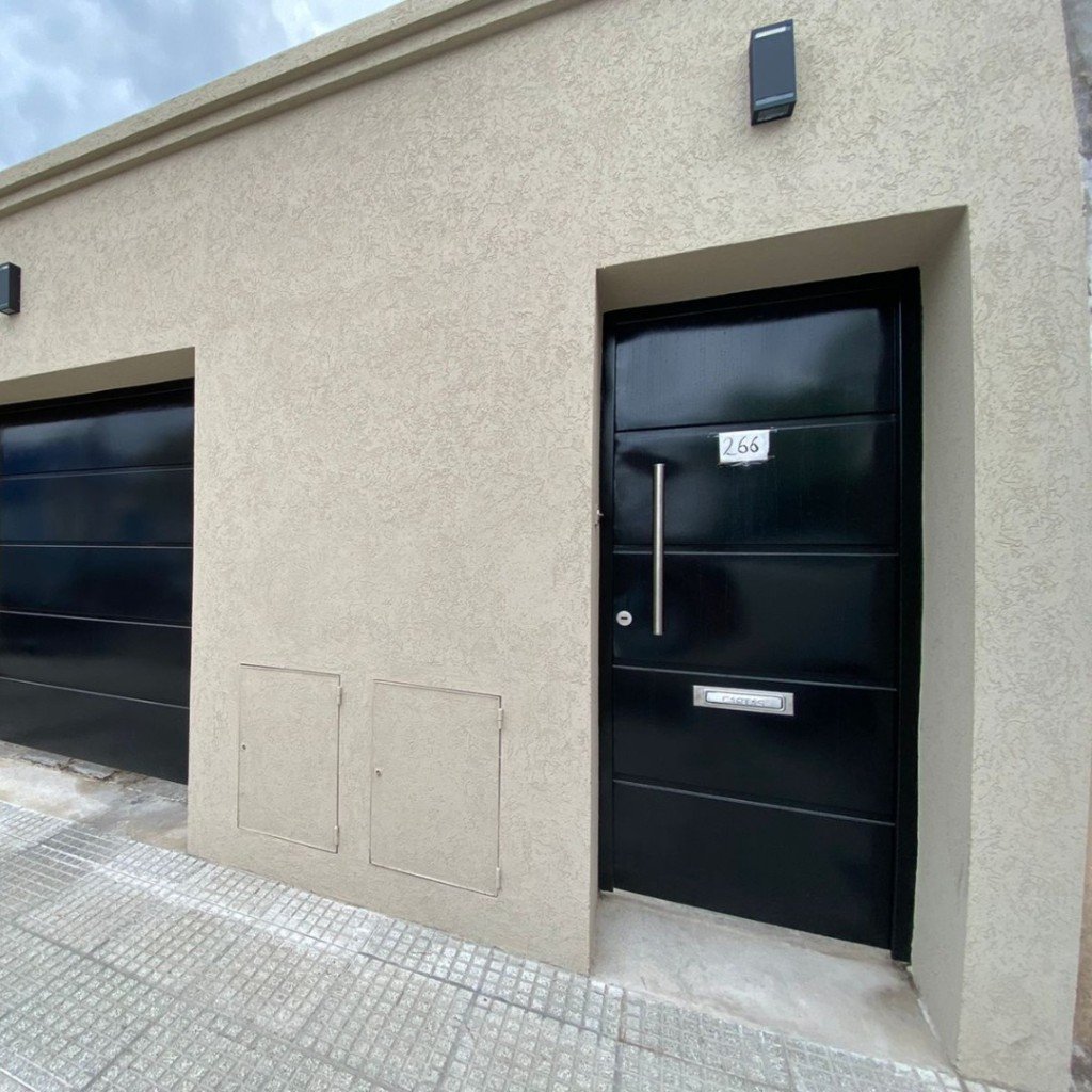 Puerta de entrada moderna — instalación HEILER